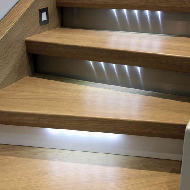 escaleras con iluminación