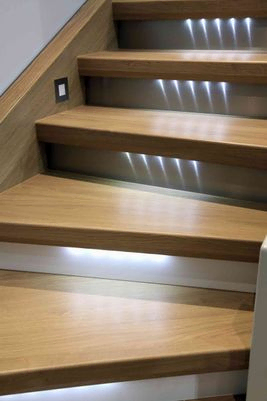 escaleras con iluminación