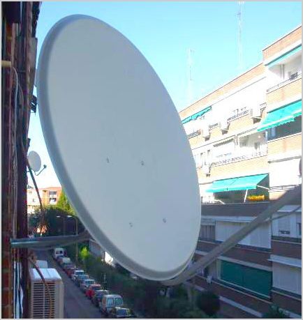 antena parabólica en fachada